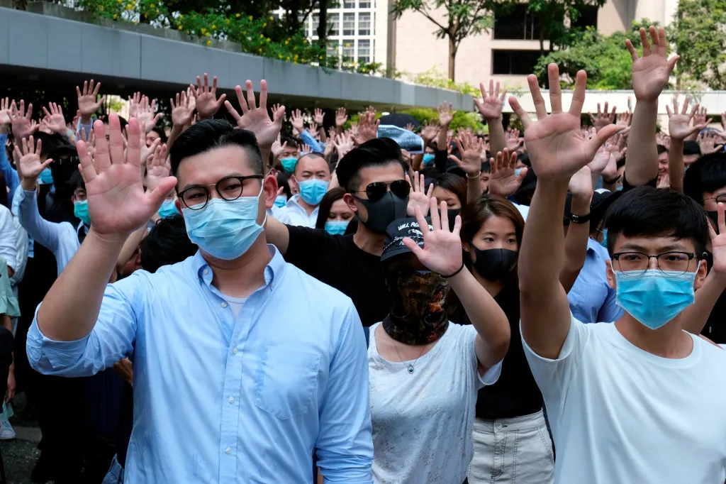 Proti tvrdému policejnímu zásahu začali nejdříve protestovat studenti vysokých škol, později se k nim přidali středoškoláci a pracovníci z hongkonské administrativy