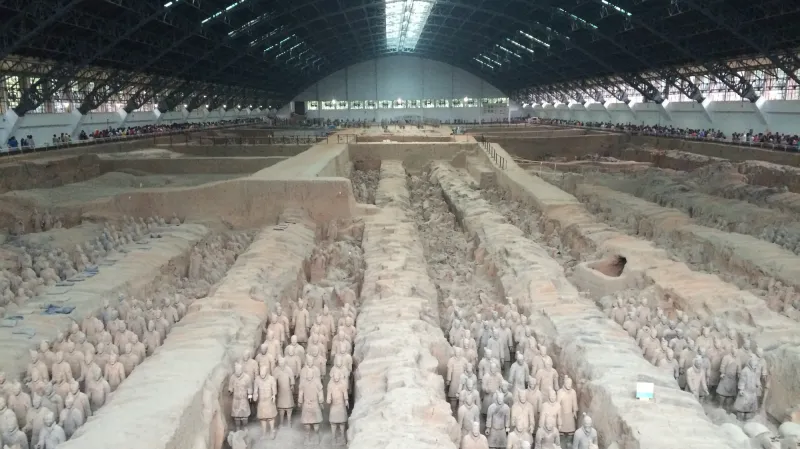 Celkový pohled na největší halu s terakotovou armádou