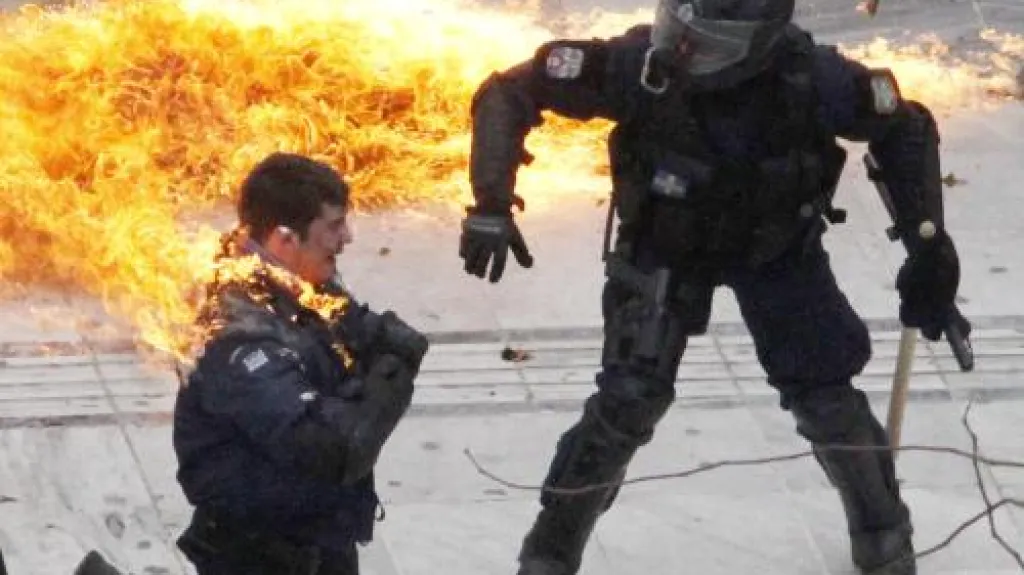Řečtí policisti po útoku demonstrantů