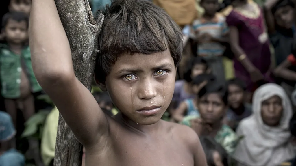 Vítězná fotografie. Traumatizovaný chlapec z řad rohingských uprchlíků po příjezdu do tábora v Bangladéši 6. září 2017. Podle OSN uprchlo z Myanmaru od 25. srpna téhož roku 650 tisíc Rohingů.