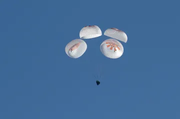 Loď Dragon se vrací z ISS kvůli zdraví jednoho z astronautů