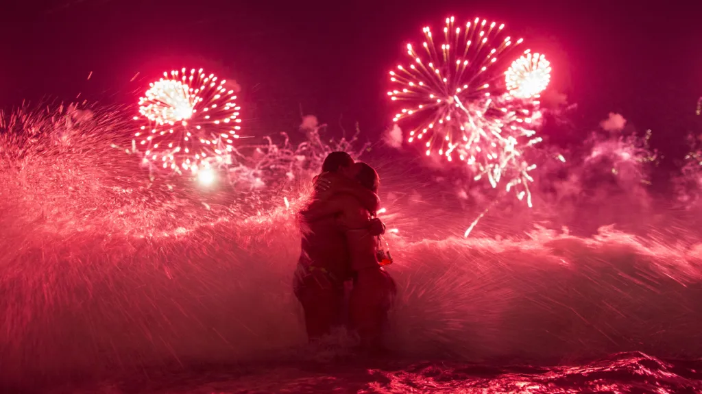 Novoroční ohňostroj nad pláží Copacabana v Riu de Janeiro