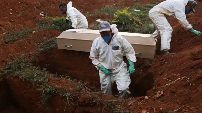 V Sao Paulu pohřbívají jednu z obětí covidu-19