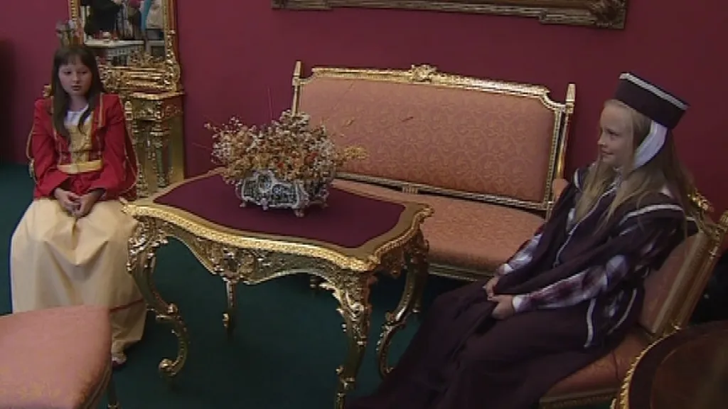 Historii hradu seniorům přiblížily scénky dětí