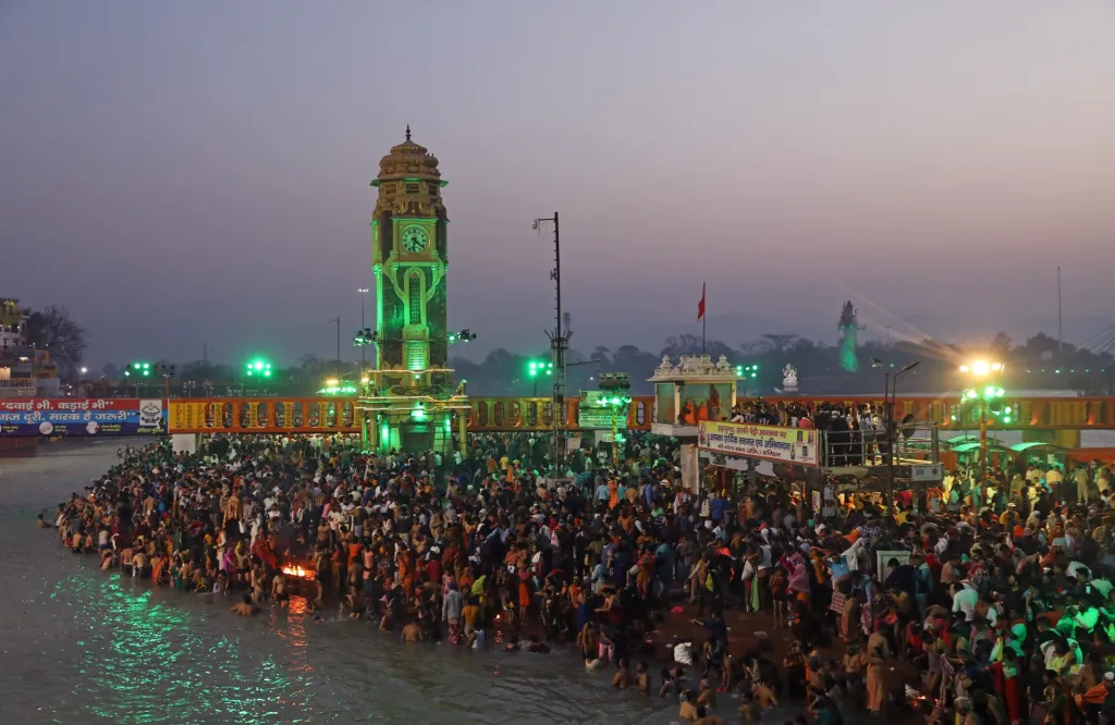 Oslavy hinduistického svátku Kumbhaméla v indickém městě Haridváru