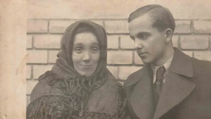 Karel Zaoral s maminkou