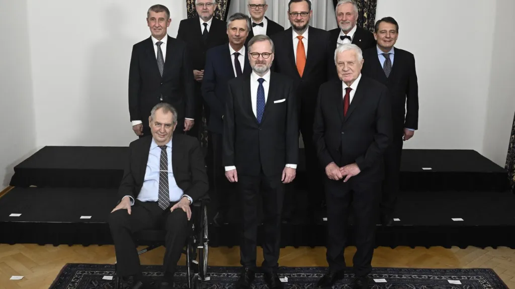 Setkání českých premiérů od roku 1993. Zleva vepředu Miloš Zeman, Petr Fiala (ODS), Václav Klaus, v druhé řadě zleva Andrej Babiš (ANO), Jan Fischer, Petr Nečas, Mirek Topolánek, Jiří Paroubek, ve třetí řadě zleva Jiří Rusnok a Vladimír Špidla