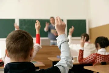 Sněmovna podpořila omezení školních odkladů