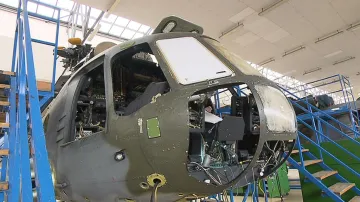 Opravy vrtulníků v podniku LOM Praha