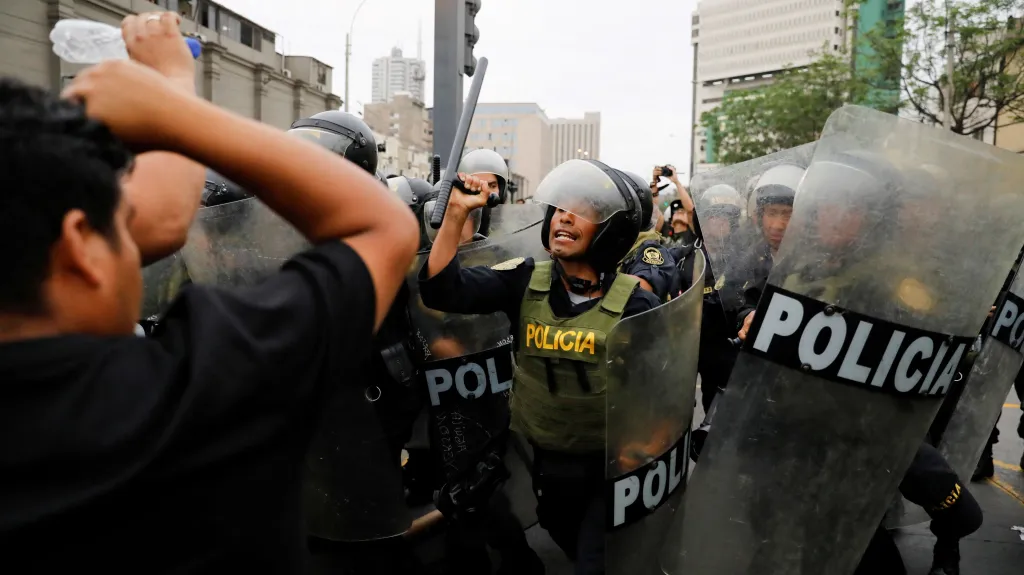 Před policejní stanicí, kam byl údajně Castillo převezen, vypukly potyčky mezi demonstranty a policií