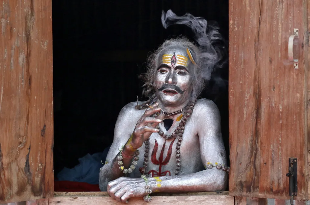 Účastník každoročního hinduistického festivalu relaxuje v indické Agartale