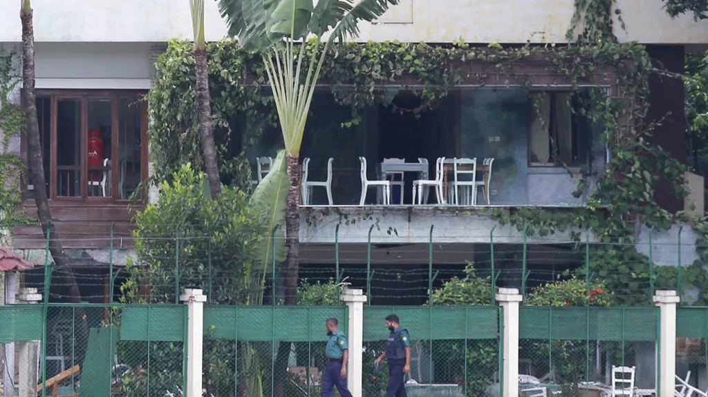 Restaurace v Dháce, kde teroristé zabili 20 lidí