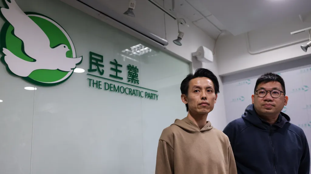 Předseda hongkongské Demokratické strany Lo Kin-hei (vlevo)