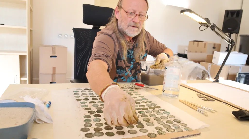 Archeologové zkoumají fenkou objevené středověké groše