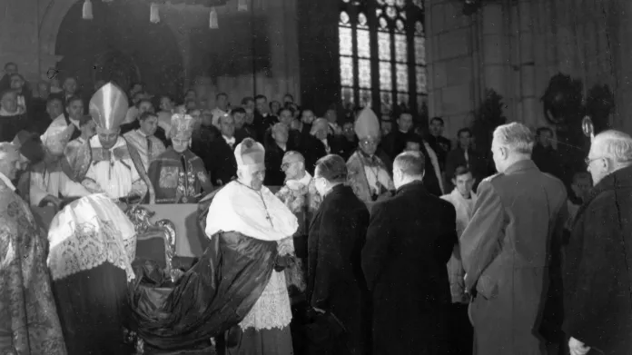 Do úřadu pražského arcibiskupa byl Josef Beran slavnostně vysvěcen a nastolen 8. prosince 1946