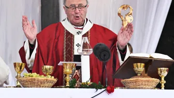 Pražský arcibiskup Jan Graubner při sloužení mše