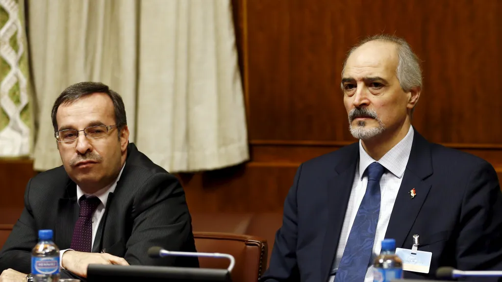 Bašár Džaafarí (vpravo) během jednání v Ženevě