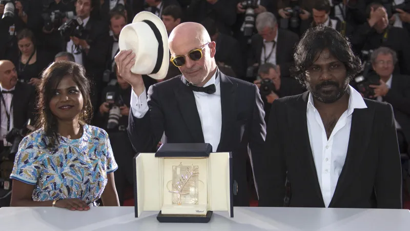 Režisér Jacques Audiard se Zlatou palmou i svými herci z filmu Dheepan
