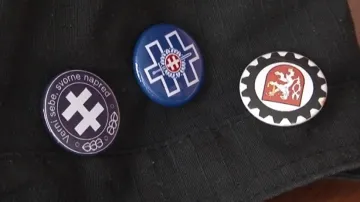 Odznaky, který měl Slovák na kšiltovce, odkazují na Slovenský štát
