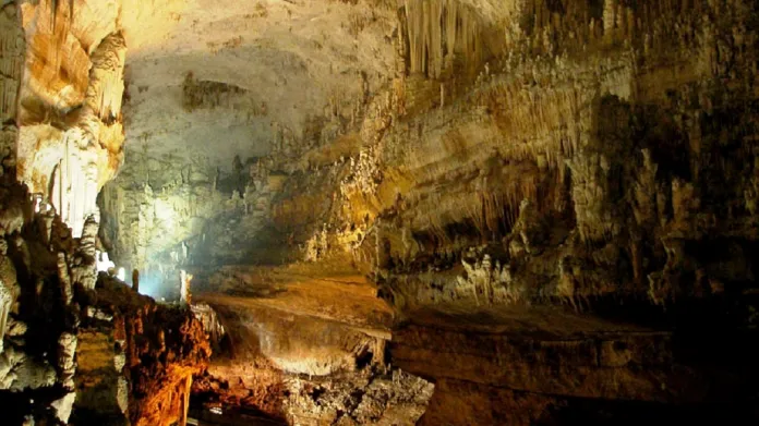 Horní část libanonské jeskyně Džajta