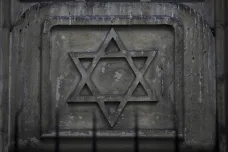 Vandalové v Paříži poničili synagogy i památník holocaustu