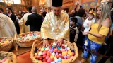 Řeckokatolický kněz v Libanonu rozděluje malovaná vejce po mši v kostele sv. Jiří v Bejrútu
