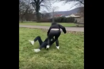 Jedna dívka kope do druhé. V Ústí nad Labem se rozmáhají dětské gangy