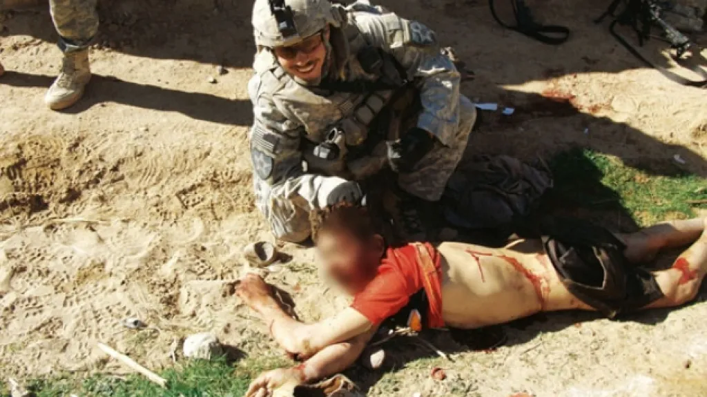 Skandální fotografie amerických vojáků se zabitým afghánským civilistou