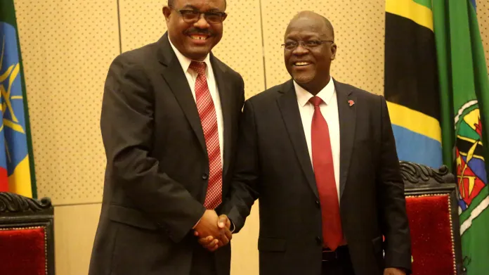 Prezident Tanzanie John Magufuli (vpravo) na jednání s etiopským premiérem