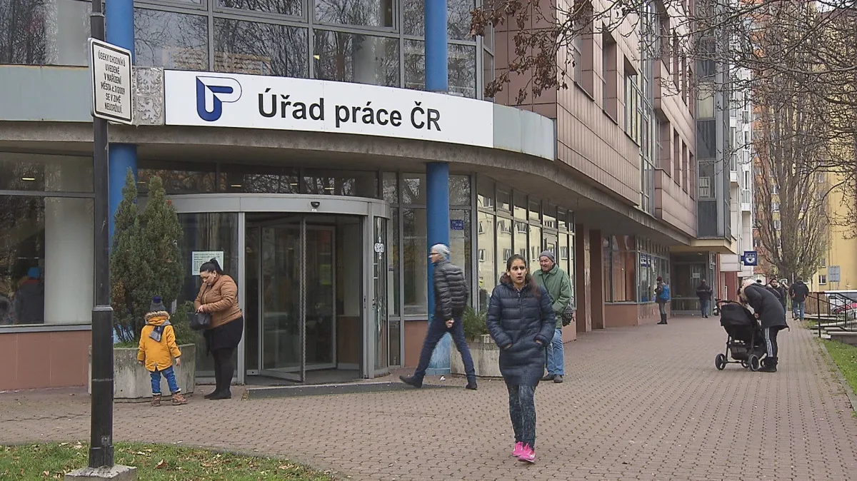 ▷ Roste objem pokut za nelegální zaměstnávání. Často se týká uprchlíků — ČT24 — Česká televize