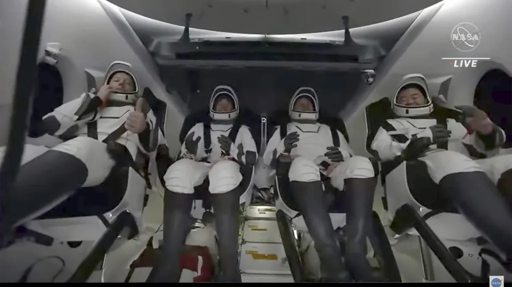 Čtveřice astronautů ve vesmírné lodi Crew Dragon