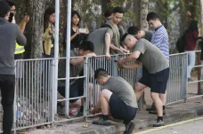 Poprvé od začátku protestů. Do úklidu v Hongkongu se zapojili čínští vojáci v civilu