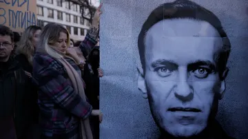 Lidé před ruskou ambasádou ve Varšavě po smrti ruského opozičního vůdce Alexeje Navalného, 16. února 2024