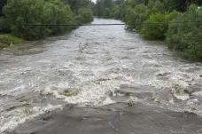 Hladiny řek opět stoupaly. Při sjíždění Morávky se převrhl raft s vodáky, zemřelo dítě