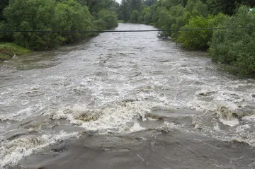 Hladiny řek opět stoupaly. Při sjíždění Morávky se převrhl raft s vodáky, zemřelo dítě