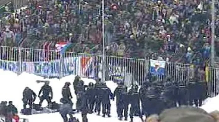 Policie zasahuje na brněnském stadionu při zápasu Brno - Ostrava.