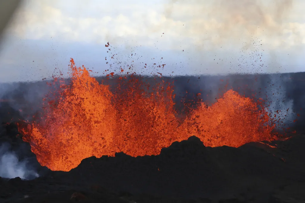 Krajina zalitá plameny. Na Havaji se probudila sopka Mauna Loa