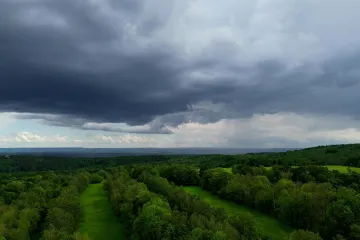 Víkend bude převážně zatažený a deštivý, v neděli se začne oteplovat