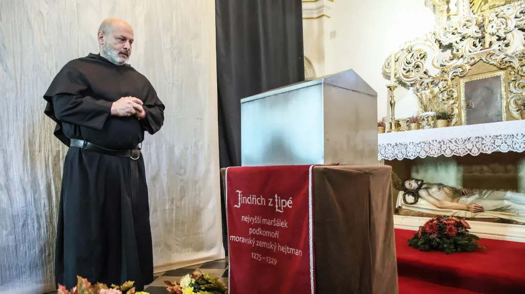 Juan Provecho z řádu augustiánů u schránky, ve které jsou uloženy ostatky Jindřicha z Lipé