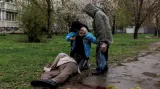 Jana Bačeková oplakává tělo svého 79letého otce Viktora Gubareva, zabitého při ruském bombardování Charkova, 18. dubna 2022