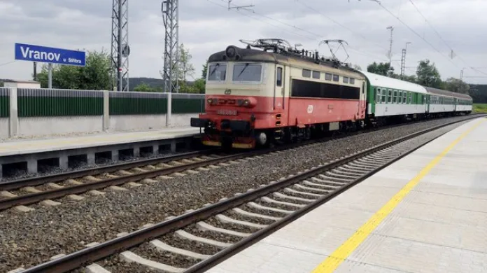 Osobní vlak Plzeň – Cheb v zastávce Vranov u Stříbra
