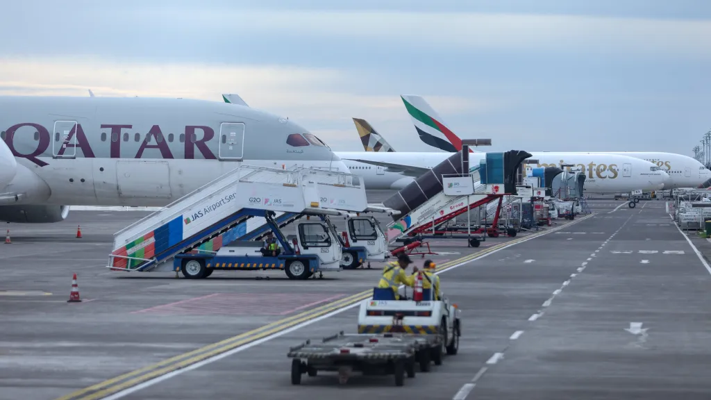 Obří letouny čekající na letišti v Denpasaru na Bali