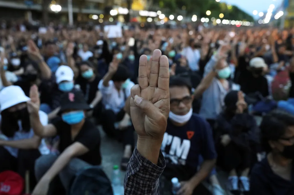 Demonstranti v Thajsku žádají odstoupení vlády, rozpuštění parlamentu a vyhlášení nových voleb