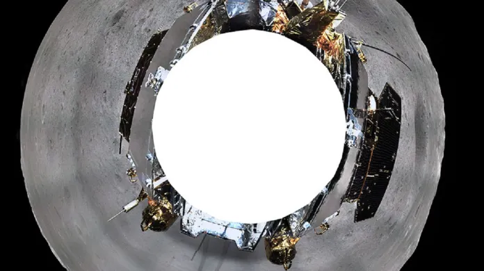 Panoramatický snímek z odvrácené strany Měsíce