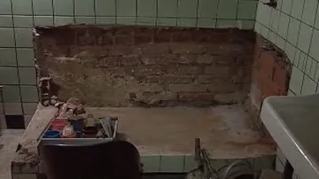 Povrchová voda poškodila sklepy