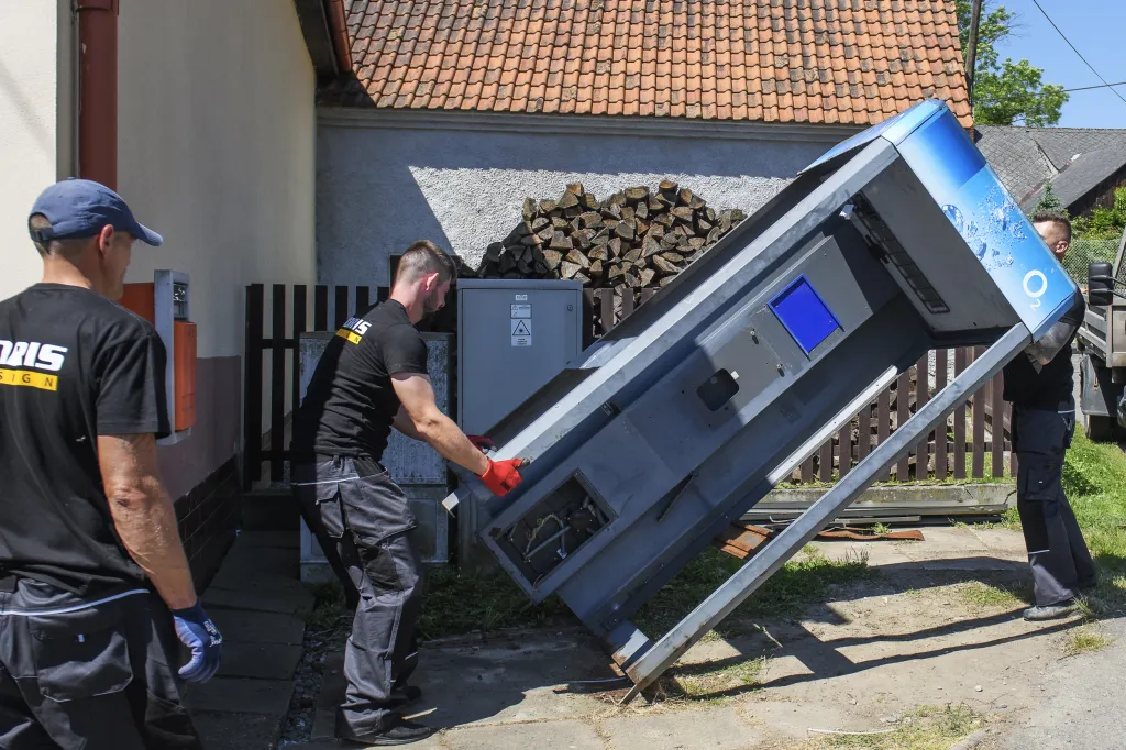 V Hlubyni na Příbramsku dělníci odstranili 17. června 2021 poslední telefonní budku na českém území