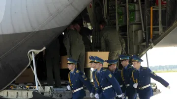 Převoz ostatků cestujících letu MH17 z Charkova