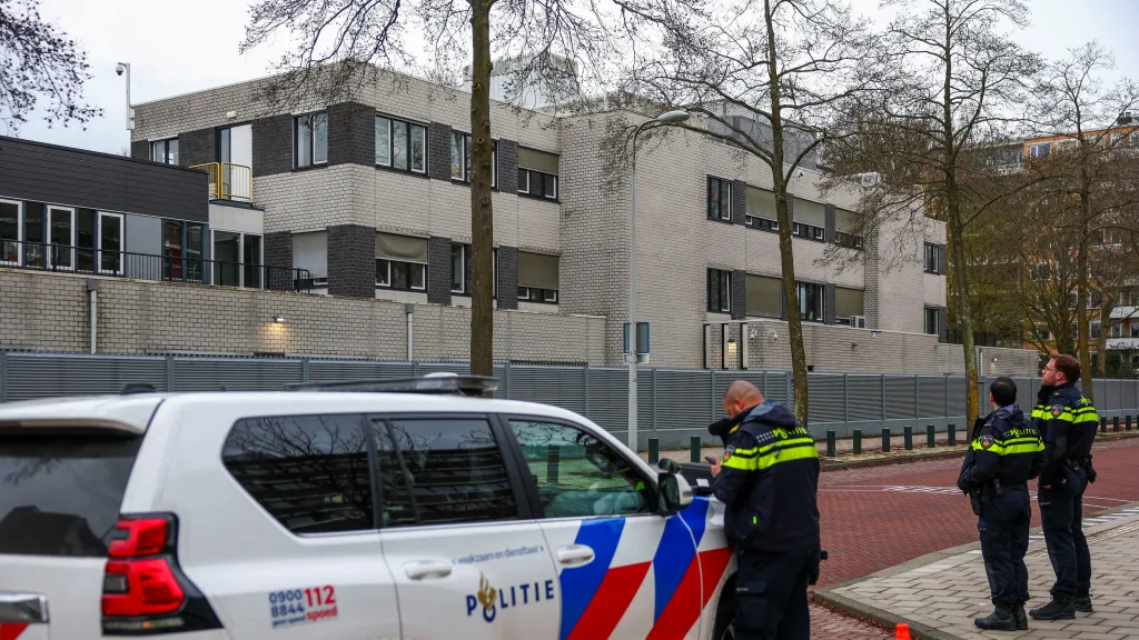 Policisté před poškozenou židovskou školou v Amsterdamu