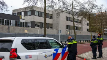 Policisté před poškozenou židovskou školou v Amsterdamu