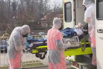 Řidiči sanitek vysoudili odměny za práci během covidu